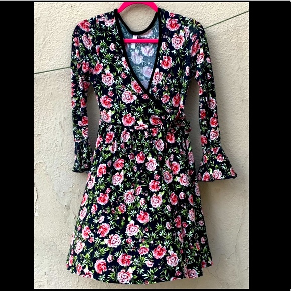 Dresses & Skirts - Soft floral dress 🌸